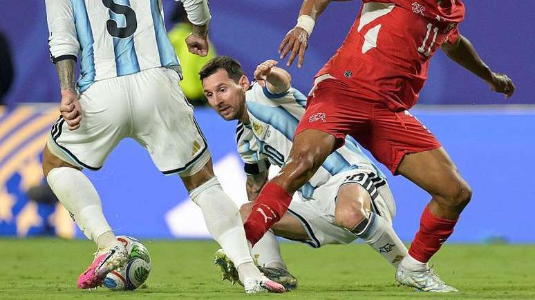 '&Eacute; imposs&iacute;vel marcar Messi', diz Micah Richards, comentarista da BBC. 'Ele se infiltra em espa&ccedil;os min&uacute;sculos onde realmente n&atilde;o deveria estar.'