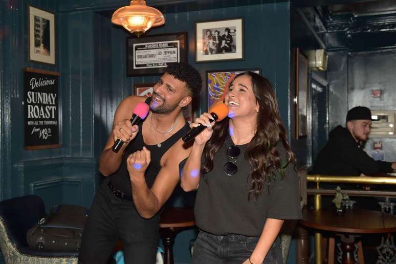 Duas pessoas cantando no karaok&ecirc;