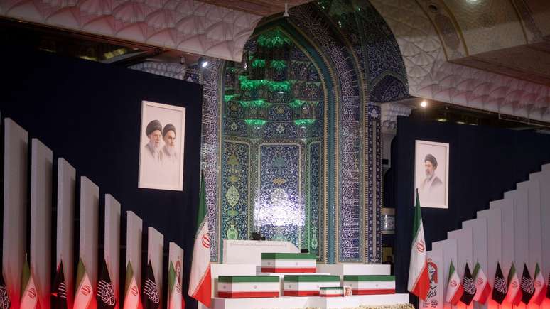 Ali Khamenei foi enterrado ap&oacute;s diversas cerim&ocirc;nias f&uacute;nebres que duraram uma semana