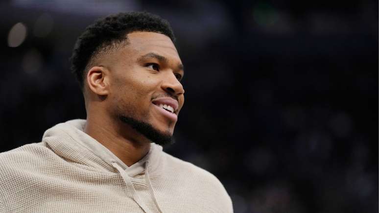 Giannis Antetokounmpo aquecendo antes de partida da NBA contra Brooklyn Nets, em abril de 2026