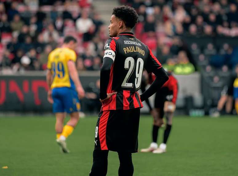 Paulinho vi disputar posi&ccedil;&atilde;o com Alex Telles &ndash;