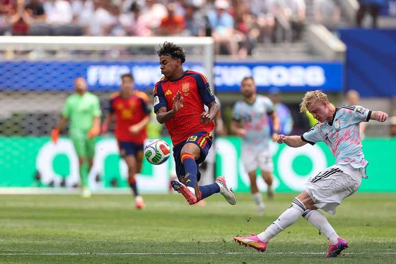 INGLEWOOD, CALIFORNIA &ndash; JULY 10: Joaquin Seys #18 of Belgium crosses the ball against Lamine Yamal #19 of Spain during the FIFA World Cup 2026 Quarter Final match between Spain and Belgium at Los Angeles Stadium on July 10, 2026 in Inglewood, California. (Photo by Florencia Tan Jun/Getty Images)