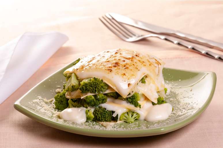 Lasanha vegetariana de br&oacute;colis com molho branco 