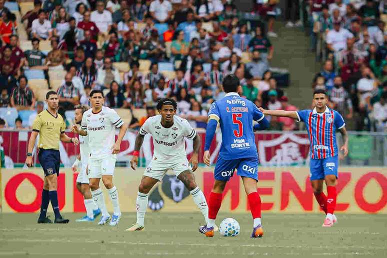 Jogadores de&nbsp; Fluminense e Bahia esta disputa de bola no Maracan&atilde; &ndash;