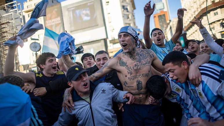 'Quem n&atilde;o pula &eacute; ingl&ecirc;s, quem n&atilde;o pula &eacute; ingl&ecirc;s': um dos c&acirc;nticos tradicionais dos torcedores argentinos