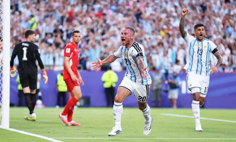 Mac Allister comemora gol contra a Su&iacute;&ccedil;a pelas quartas de final da Copa de 2026