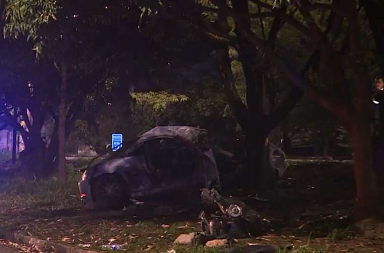 Veiculo de luxo ficou completamente destru&iacute;do ap&oacute;s o inc&ecirc;ndio 