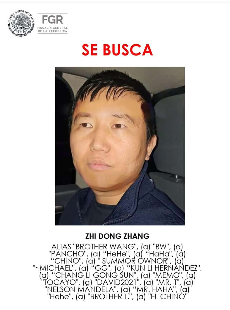 O cartaz de procurado de Zhang, emitido pelas autoridades mexicanas, lista diversos pseud&ocirc;nimos, como Irm&atilde;o Wang e Sr. T