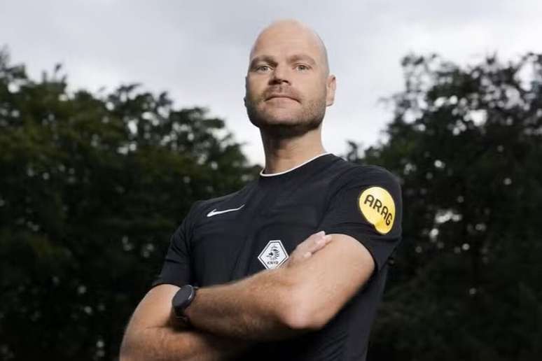 &Aacute;rbitro holand&ecirc;s que ficou fora da Copa, morreu aos 38 anos &ndash;