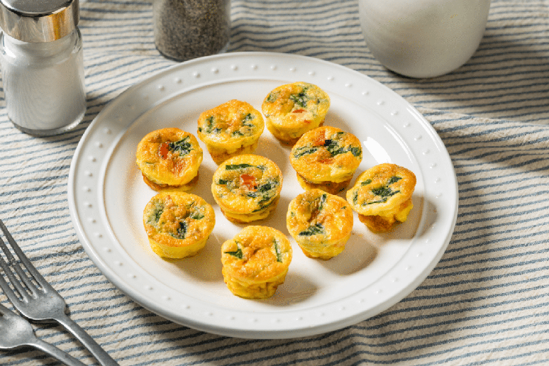 Muffin de ovo com espinafre e tomate 