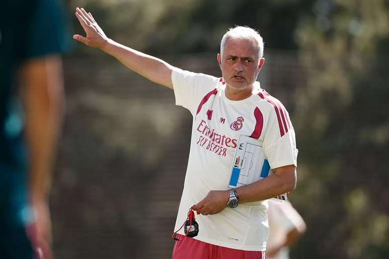 Mourinho comanda primeira atividade em seu retorno ao Real Madrid &ndash;