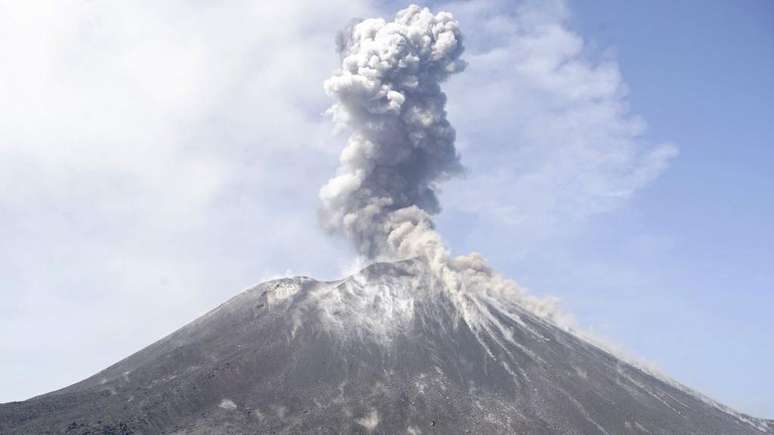 O Anak Krakatau tamb&eacute;m entrou em erup&ccedil;&atilde;o em 2018