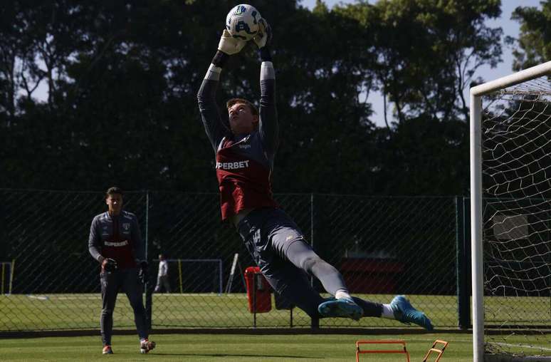 S&atilde;o Paulo negocia sa&iacute;da do goleiro Young para o Portimonense &ndash;