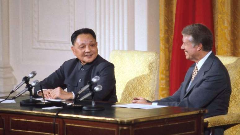 Na foto, Deng Xiaoping aparece ao lado do ent&atilde;o presidente Jimmy Carter, em Washington D.C., em 1979. O l&iacute;der chin&ecirc;s abandonou a ortodoxia econ&ocirc;mica maoista e abriu a China ao mercado sob a m&aacute;xima de que 'enriquecer &eacute; glorioso'