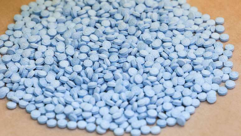 O fentanil produzido ilegalmente costuma ser vendido na forma de comprimidos como estes, exibidos pela Ag&ecirc;ncia de Combate &agrave;s Drogas dos Estados Unidos, em Nova York