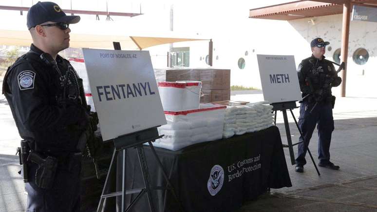Funcion&aacute;rios do Servi&ccedil;o de Alf&acirc;ndega e Prote&ccedil;&atilde;o de Fronteiras dos Estados Unidos mostram fentanil e metanfetamina confiscados de um caminh&atilde;o que cruzava a fronteira do M&eacute;xico para o Estado americano do Arizona