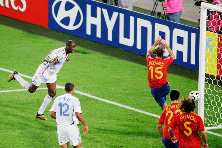 Vieira cabeceia para marcar um dos gols da vit&oacute;ria francesa sobre a Espanha na Copa de 2006 &ndash;