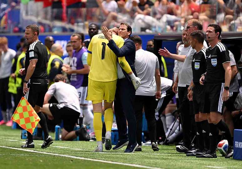 Courtois deixou o campo quando a B&eacute;lgica ainda empatava com a Espanha &ndash;