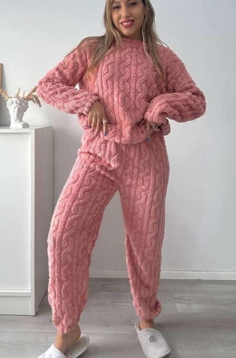 Pijama rosa liso.