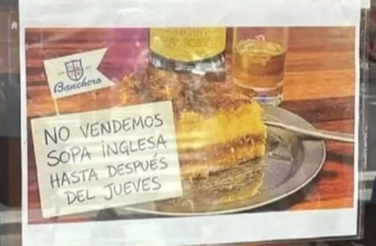 Reprodu&ccedil;&atilde;o - Legenda: Cartaz exposto na vitrine da Pizzaria Banchero, em Buenos Aires 'cancelando' a sopa inglesa