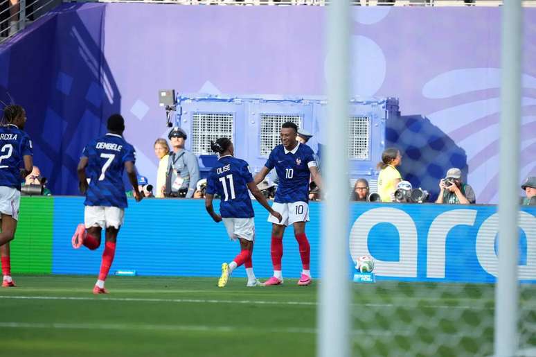 Demb&eacute;l&eacute;, Olise e Mbapp&eacute;, o trio m&aacute;gico da Fran&ccedil;a &ndash;