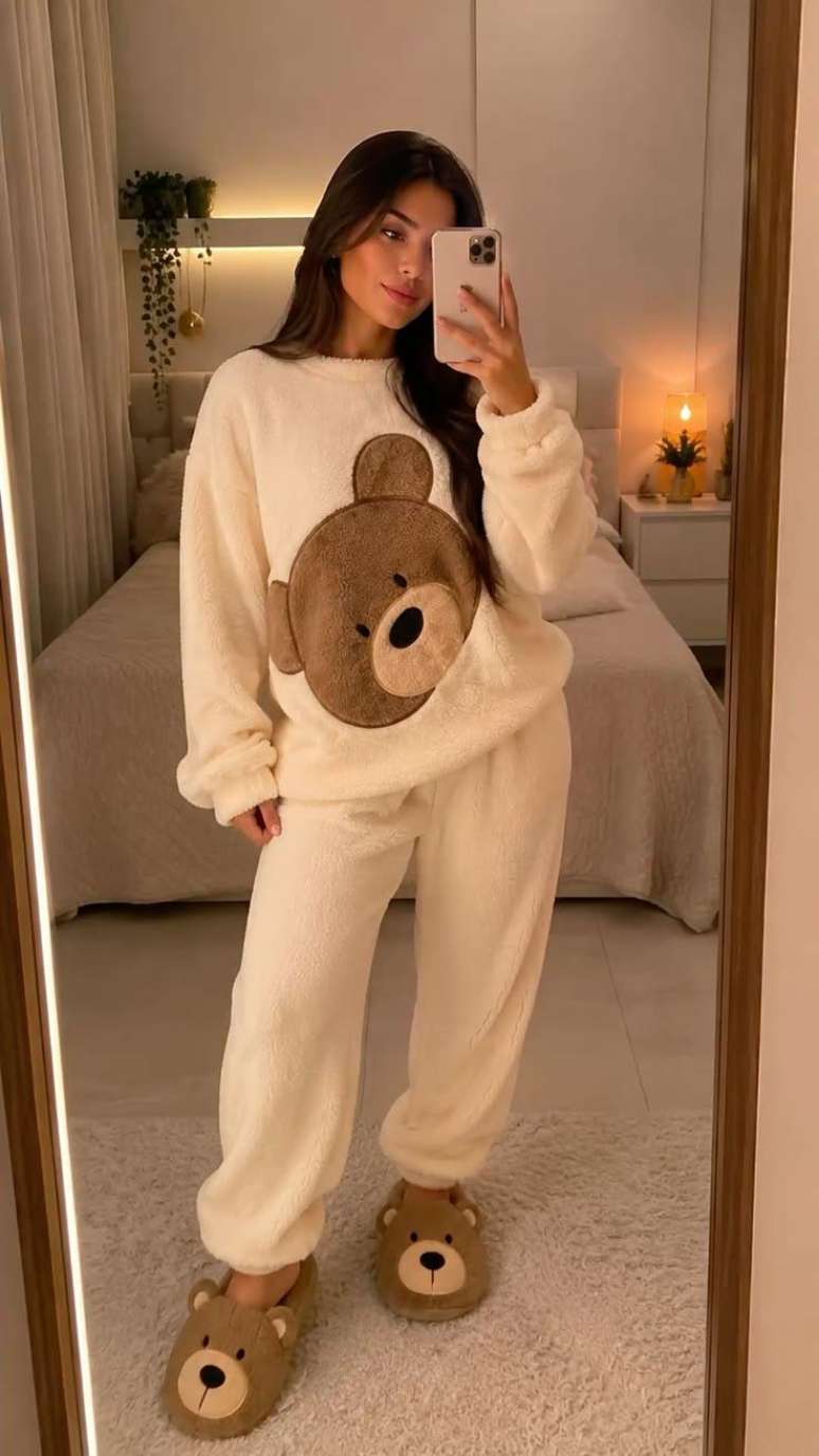 Mulher usando pijama de inverno de ursinho.