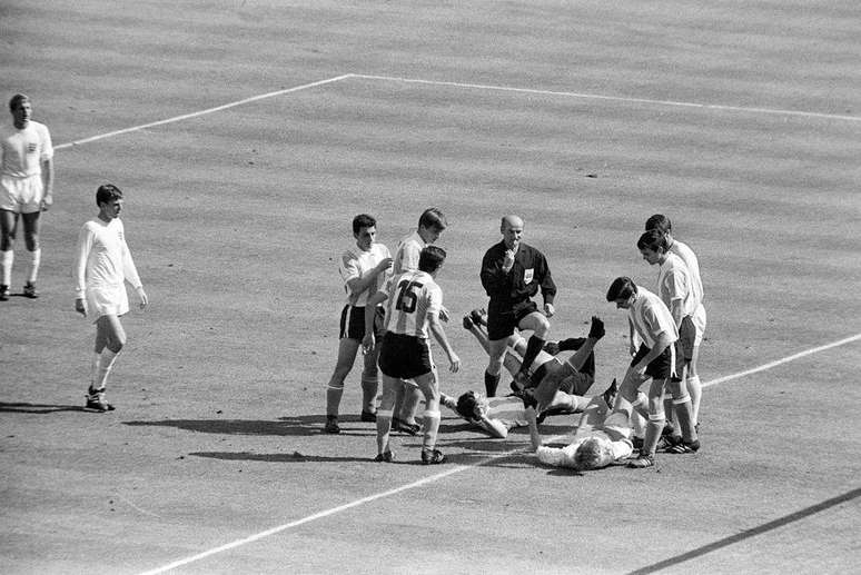 Partida da Copa de 1966 teve confus&atilde;o entre jogadores argentinos e ingleses