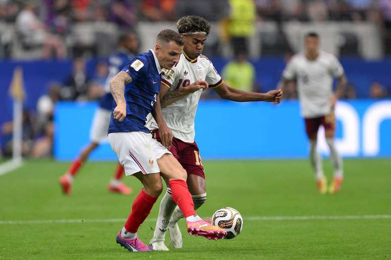 Lucas Digne em disputa de bola com Lamine Yamal na semifinal da Copa do Mundo &ndash;
