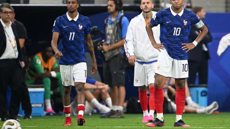 Os atacantes franceses Kylian Mbapp&eacute; (&agrave; direita) e Michael Olise ap&oacute;s a derrota na semifinal da Copa do Mundo de 2026 contra a Espanha.