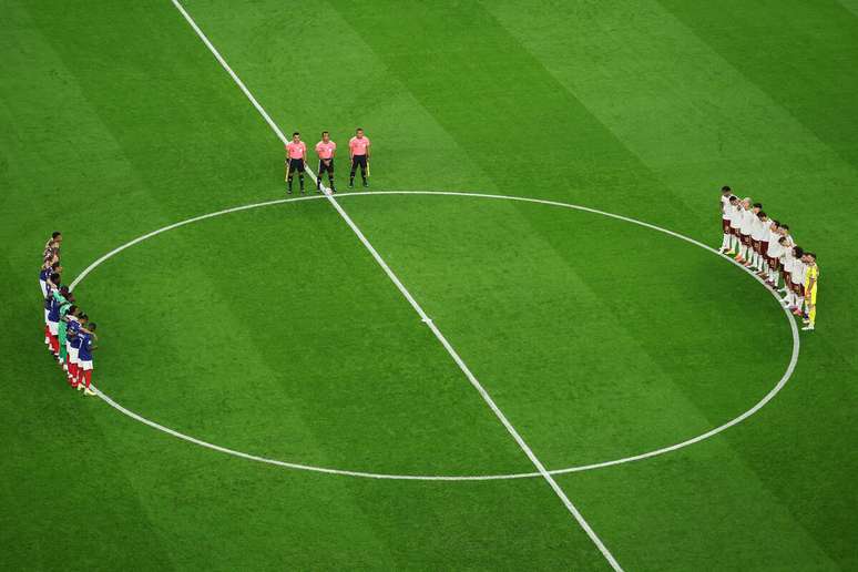 O momento do minuto de sil&ecirc;ncio antes da bola rolar em Dallas &ndash;