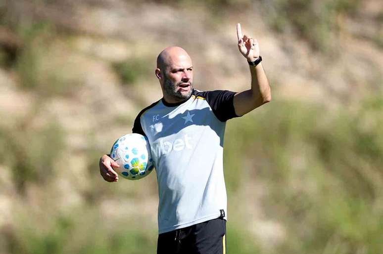 T&eacute;cnico Franclim Carvalho em treino do Botafogo no CT Lonier &ndash;