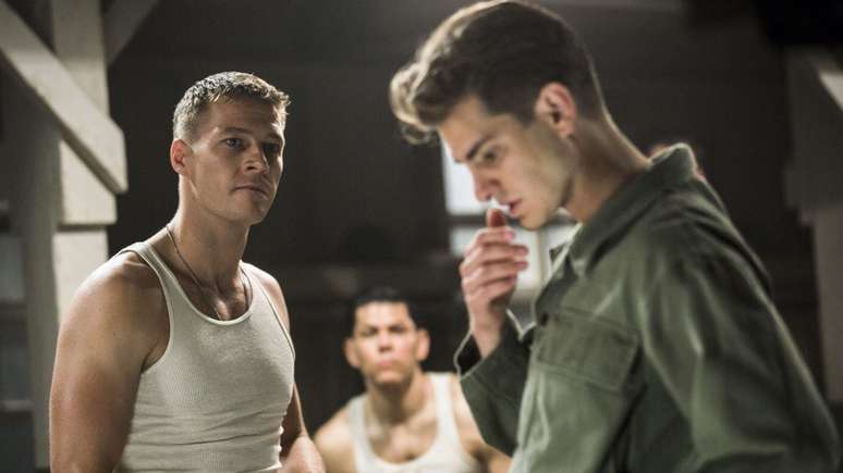 &Agrave; esquerda, Luke Bracey como Smitty Ryker