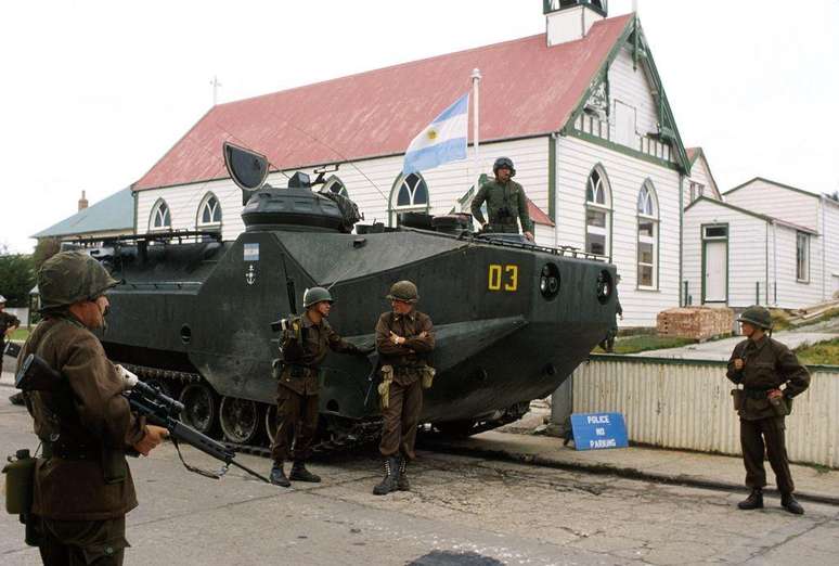 Tropas argentinas hastearam bandeiras em Stanley, capital das Malvinas