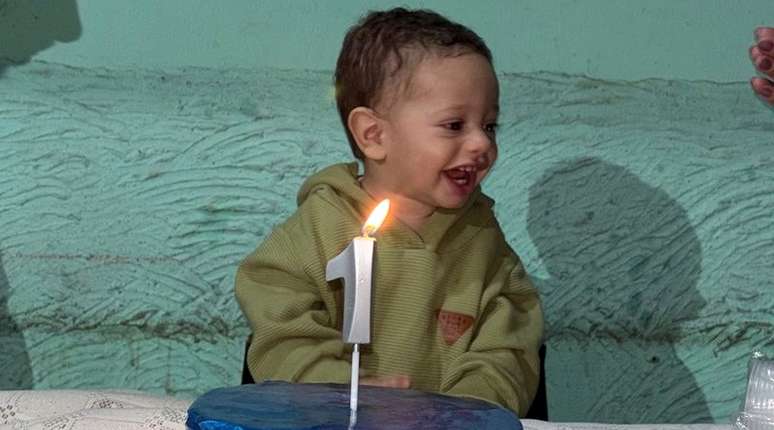 A luta de uma família pela cirurgia adenoide de Ravi Lucas, um bebê que precisa respirar melhor