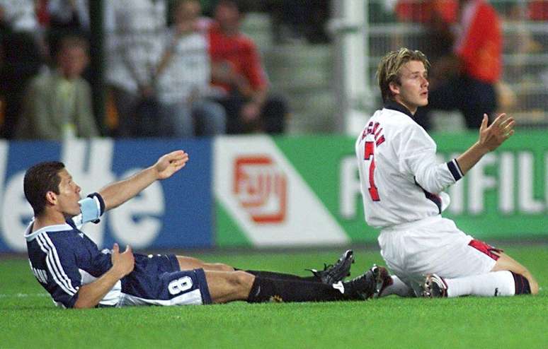 Beckham (direita) acabou expulso por falta em Simeone na Copa de 1998 na Fran&ccedil;a