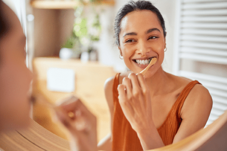 O desgaste do esmalte, causado pela acidez da bebida, pode aumentar a sensibilidade nos dentes 