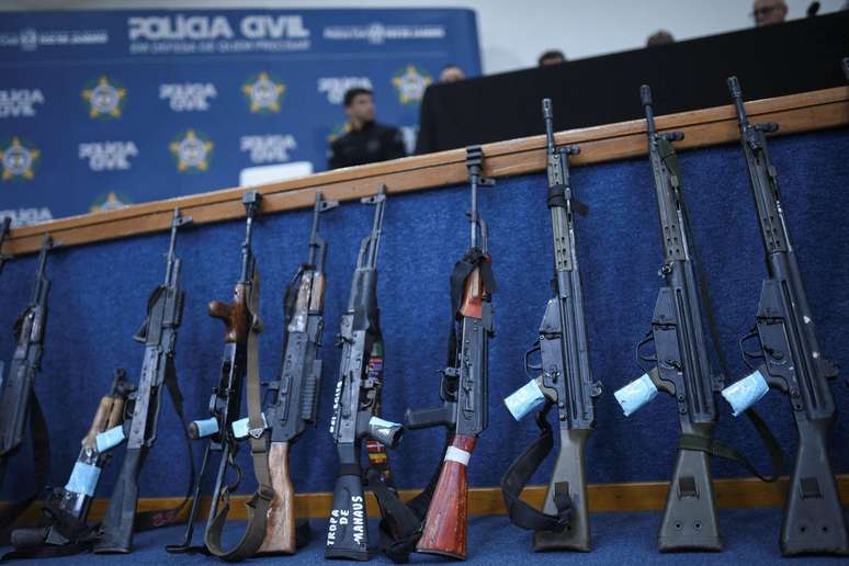 Fuzis apreendidos ap&oacute;s opera&ccedil;&atilde;o policial que deixou mais de 100 mortos no Rio de Janeiro, em outubro de 2025