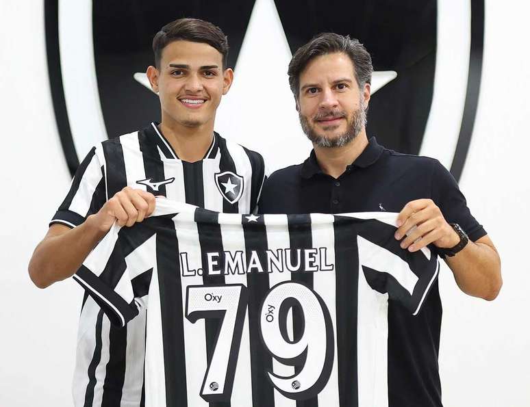 Jovem Lucas Emanuel posa com camisa n&uacute;mero 79 ap&oacute;s renovar com o Fog&atilde;o &ndash;