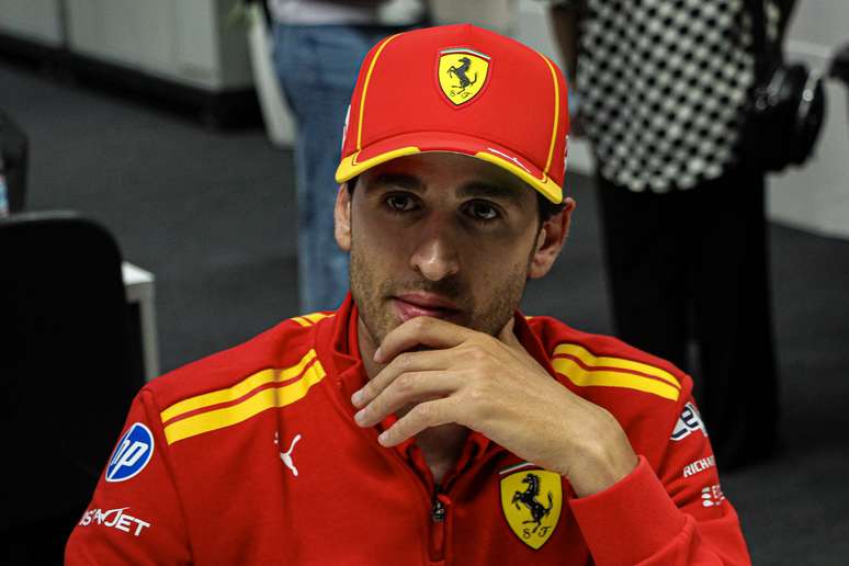 Antonio Giovinazzi durante roda de conversa com jornalistas em Interlagos