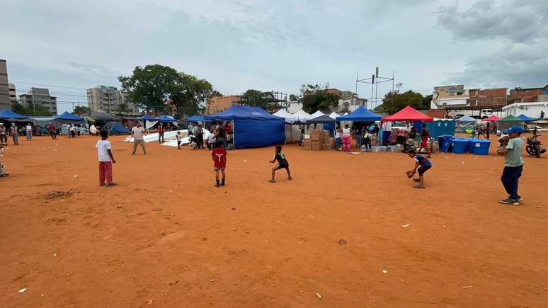 Apesar da dor, as crian&ccedil;as continuam demonstrando nos abrigos a paix&atilde;o pelo beisebol