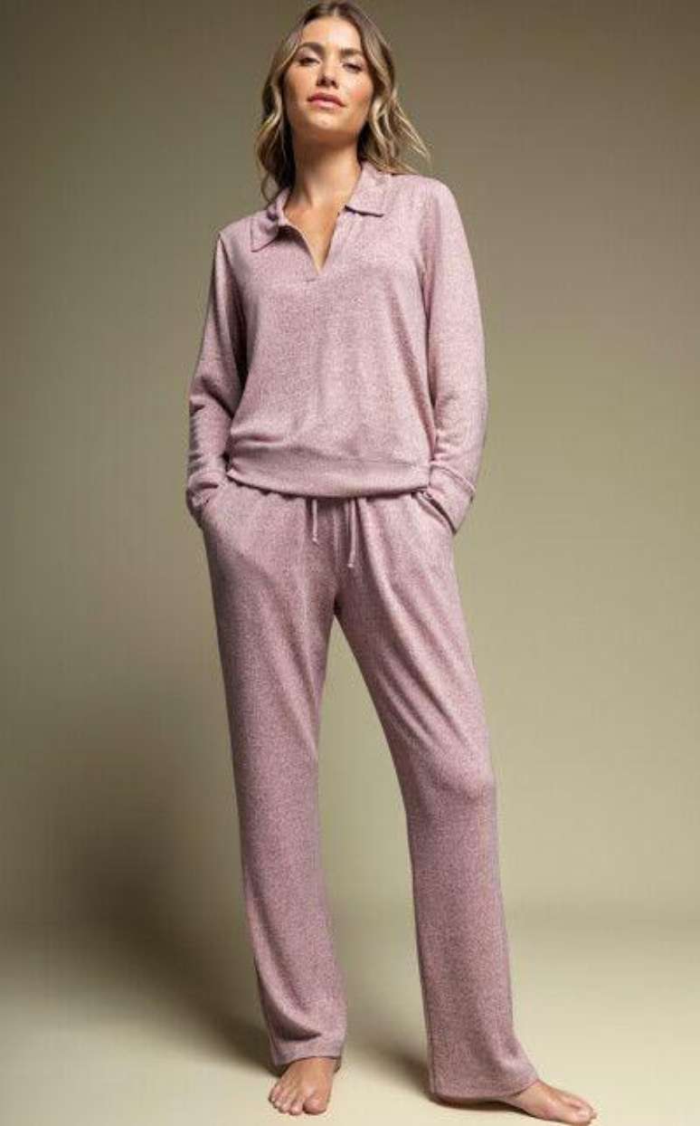 Pijama de malha rosa.