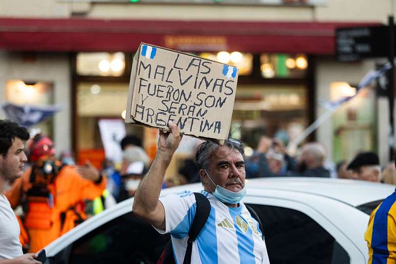 Homem segura uma placa com os dizeres "As Malvinas eram, s&atilde;o e ser&atilde;o argentinas" durante um protesto, em Buenos Aires, em 2 de abril de 2025