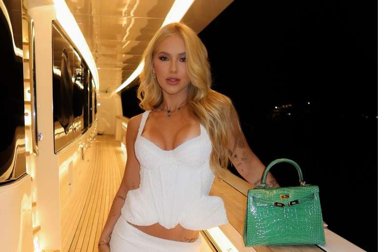 Virginia Fonseca mostra bolsa de R$ 400 mil