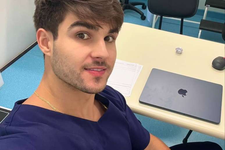 Lucas Lobato com roupa de interno de medicina