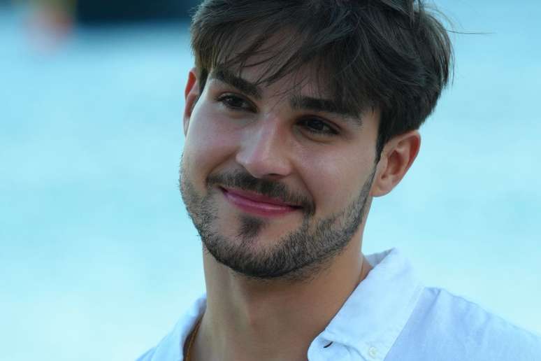 Lucas Lobato posa para foto