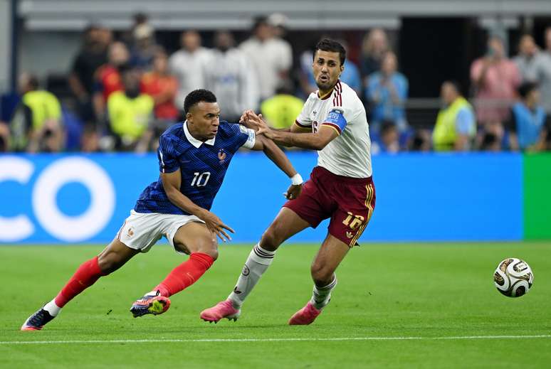 Rodri marca Kylian Mbapp&eacute; na semifinal entre Fran&ccedil;a e Espanha, pela Copa do Mundo de 2026