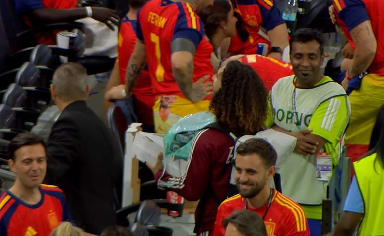 Cucurella com duas caixas de pizza