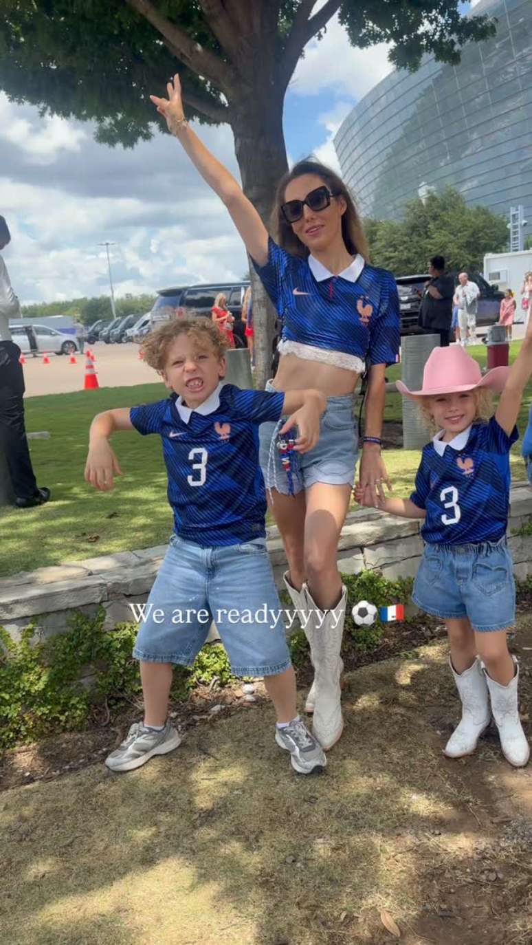 Tiziri Digne, casada com o jogador franc&ecirc;s Lucas Digne, combina look com os filhos para a semifinal da Copa