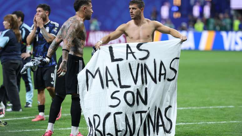 Jogadores da Argentina seguram uma faixa com os dizeres &ldquo;As Malvinas s&atilde;o argentinas&rdquo; ap&oacute;s derrotarem a Inglaterra na semifinal da Copa do Mundo 2026.