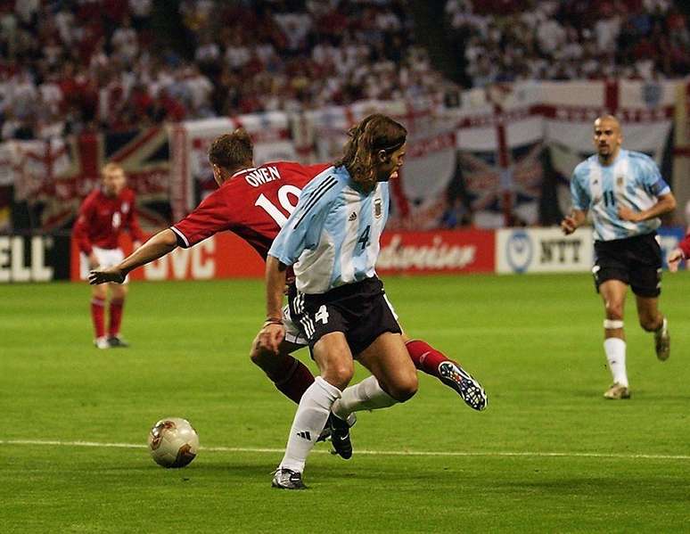 O ingl&ecirc;s Michael Owen sofre falta cometida pelo argentino Mauricio Pochettino durante a partida do Grupo F, v&aacute;lida pela fase de grupos da Copa do Mundo, disputada no Sapporo Dome, em Sapporo, Jap&atilde;o, em 7 de junho de 2002. A Inglaterra venceu o jogo por 1 a 0.